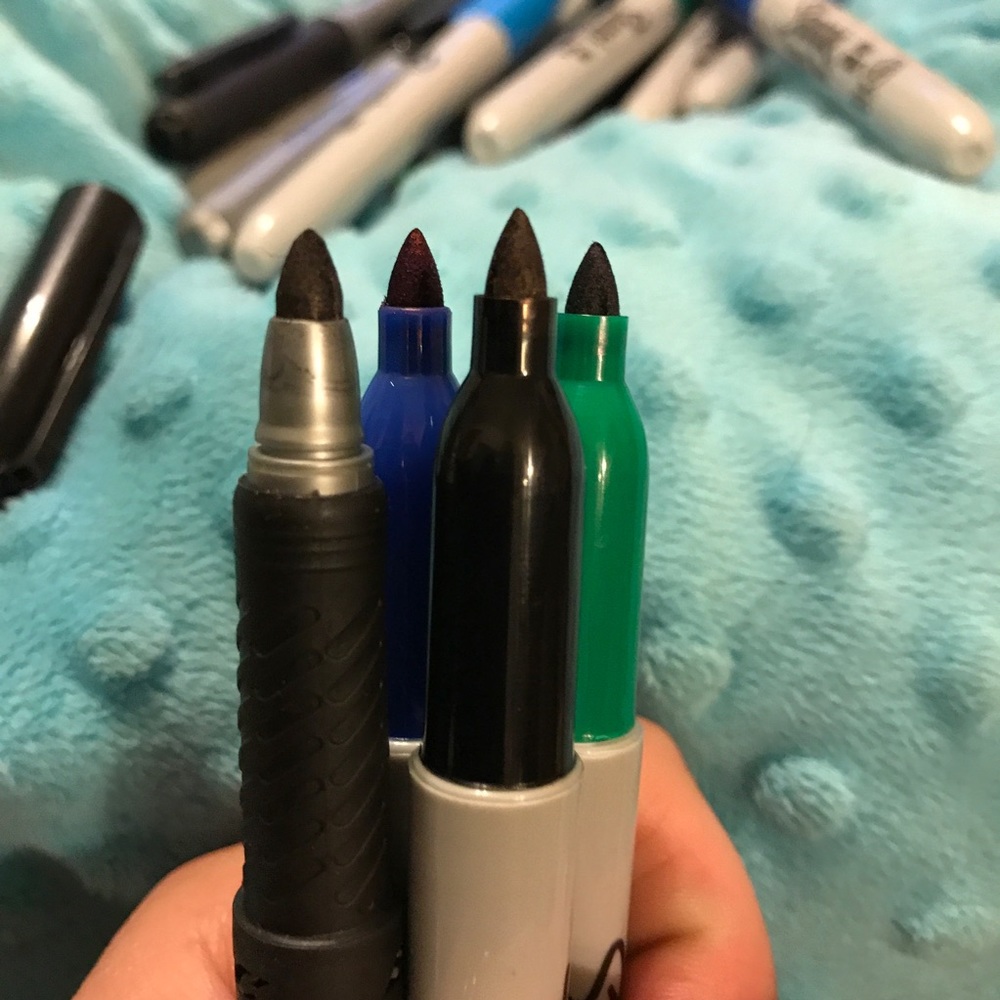 20+ sharpies - Picture 3 of 3